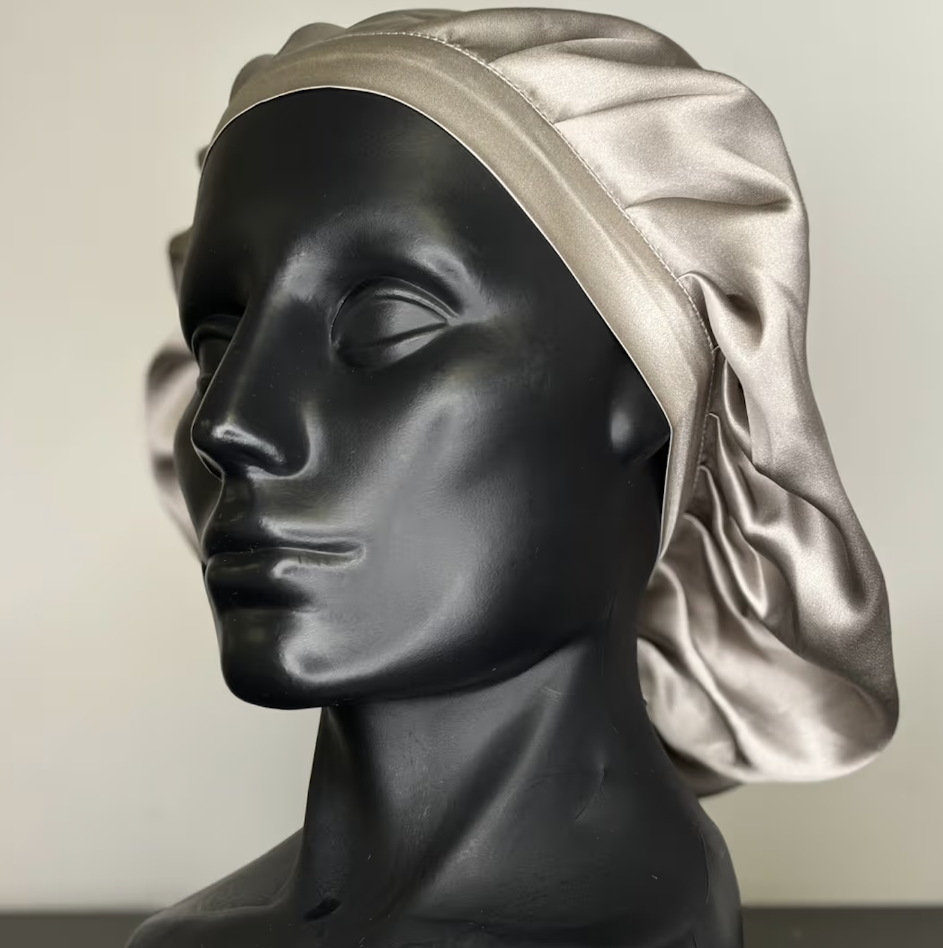 Adjustable silk bonnet
